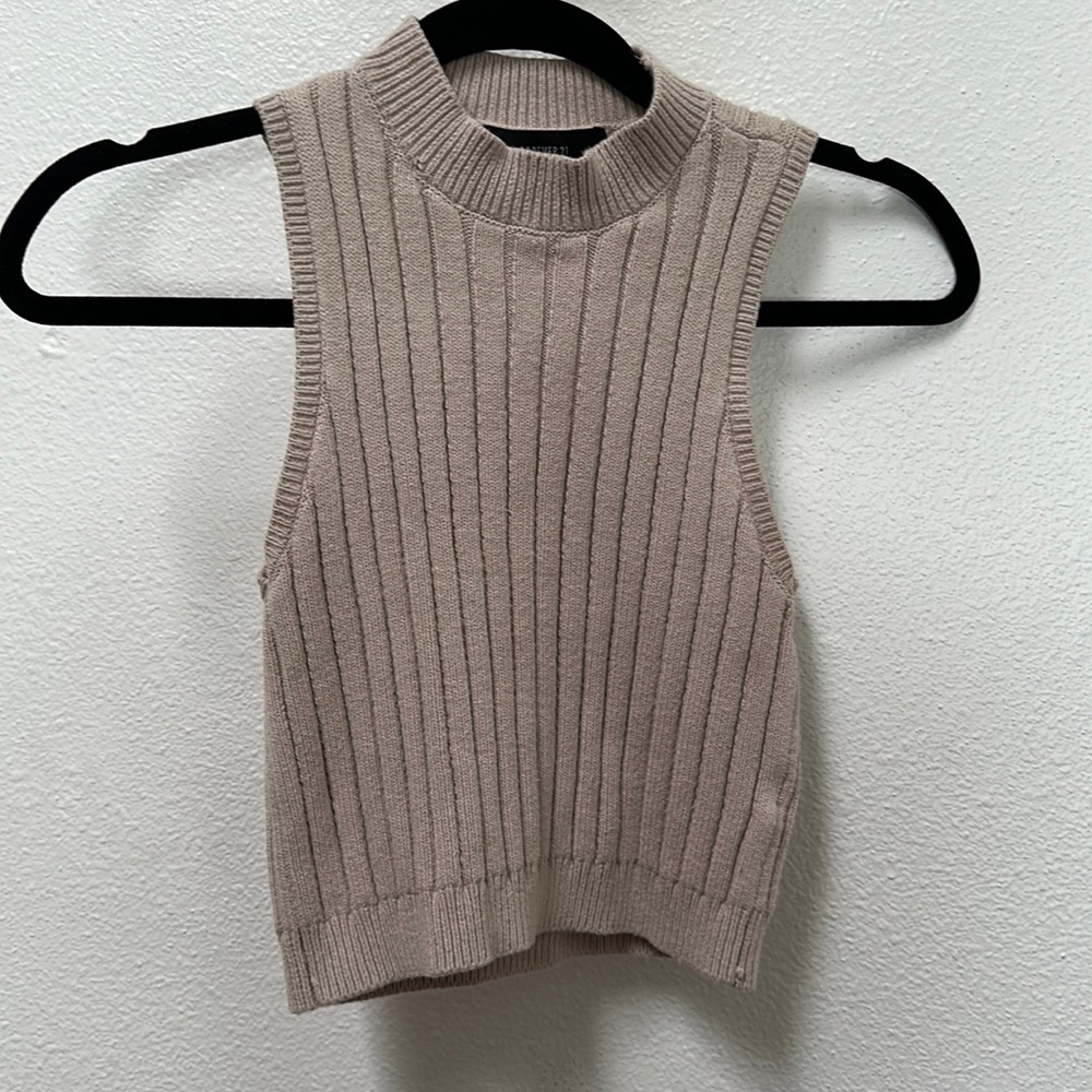 Cropped sleeveless sweater top
